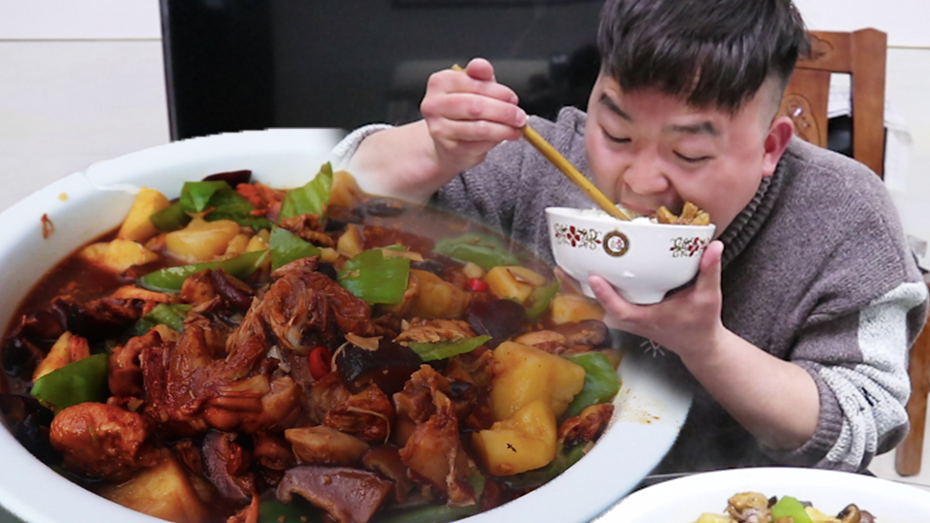 6个鸡腿两瓶酒,老猫做一盆黄焖鸡,一口米饭一口肉,过瘾
